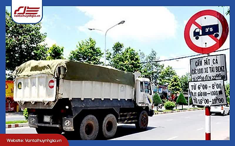 Từ ngày 1/1/2025, mức phạt dành cho xe tải đi vào đường cấm đã được điều chỉnh tăng mạnh, có thể lên tới 6 triệu đồng kèm theo hình thức trừ điểm và tước bằng lái. Việc hiểu đúng bảng cấm xe tải là gì, áp dụng ra sao và phạm vi hiệu lực như thế nào là điều mà bất kỳ tài xế nào cũng cần nắm rõ. Để nắm đầy đủ thông tin, bạn có thể tham khảo chi tiết trong bài viết dưới đây. Bảng cấm xe tải là gì? Theo Khoản 25, Điều 3 của QCVN 41:2019/BGTVT, xe tải (hay ô tô tải) là loại phương tiện có kết cấu và thiết kế chủ yếu để chuyên chở hàng hóa. Nhóm phương tiện này bao gồm cả ô tô đầu kéo, ô tô kéo rơ-moóc, xe bán tải (pickup) và xe tải van có khối lượng hàng chuyên chở cho phép từ 950 kg trở lên. Cũng theo Khoản 2, Điều 15 của QCVN 41:2019/BGTVT, biển báo cấm là loại biển báo thể hiện các hành vi bị nghiêm cấm trong tham gia giao thông. Biển thường có hình tròn, viền đỏ, nền trắng, bên trong là hình, chữ hoặc số màu đen thể hiện rõ điều cấm. Một số biển có thiết kế đặc biệt sẽ được quy định riêng. Từ hai quy định trên, có thể hiểu rằng: bản cấm xe tải là loại biển báo cấm giao thông được dùng để thông báo khu vực mà xe tải không được phép lưu thông. Người điều khiển xe tải cần nắm rõ và tuân thủ đúng biển báo để tránh vi phạm và bị xử phạt theo quy định pháp luật hiện hành. VẬN TẢI HUỲNH GIA Phân loại các biển báo cấm xe tải Theo Phụ lục B của Quy chuẩn kỹ thuật quốc gia QCVN 41:2019/BGTVT, hệ thống bảng báo cấm xe tải hiện hành được chia thành 4 loại chính, với ký hiệu và phạm vi áp dụng cụ thể như sau: Biển số P.106a - Cấm xe ôtô tải Mô tả: Biển P.106a được đặt tại những đoạn đường cấm xe ô tô tải lưu thông, trừ các phương tiện ưu tiên theo quy định. Biển này cũng áp dụng cho máy kéo và xe máy chuyên dùng, không được phép đi vào khu vực đặt biển. Ý nghĩa: Biển P.106a nhằm giới hạn hoàn toàn xe tải đi vào tuyến đường có đặt biển, thường xuất hiện tại khu dân cư, phố nhỏ, khu vực đông người hoặc cầu yếu cần giảm tải trọng. Biển số P.106b - Cấm xe ô tô tải theo khối lượng chuyên chở Mô tả: Biển P.106b được sử dụng để cấm xe ô tô tải có khối lượng hàng chuyên chở lớn hơn mức ghi trên biển (ví dụ như biển cấm xe tải 2.5 tấn, biển cấm xe tải 5 tấn hoặc biển cấm xe tải trên 3 5 tấn…). Tải trọng này được xác định theo Giấy chứng nhận kiểm định an toàn kỹ thuật và bảo vệ môi trường. Chữ số tấn được in màu trắng trên hình vẽ xe. Ý nghĩa: Biển P.106b cho phép xe tải có tải trọng dưới mức quy định được lưu thông, giúp phân luồng xe tải phù hợp với tải trọng cầu đường. Biển cũng có hiệu lực với máy kéo và xe máy chuyên dùng. Lưu ý: Trong thực tế, nhiều tài xế gặp khó khăn khi phân biệt các mức tải trọng như biển cấm xe tải 3.5 tấn, 5 tấn, hay bảng cấm xe tải 2 5 tấn. Để tránh bị phạt, hãy luôn kiểm tra kỹ tải trọng ghi trong giấy kiểm định của xe trước khi lưu thông. VẬN TẢI HUỲNH GIA Biển số P.106c - Cấm các xe chở hàng nguy hiểm Mô tả: Biển P.106c dùng để cấm các phương tiện vận chuyển hàng hóa nguy hiểm như chất dễ cháy, nổ, hóa chất độc hại,… lưu thông qua đoạn đường nhất định. Ý nghĩa: Loại biển này nhằm đảm bảo an toàn giao thông và môi trường, thường được đặt ở khu dân cư, hầm đường bộ, cầu yếu hoặc các tuyến đường gần trường học, bệnh viện. VẬN TẢI HUỲNH GIA Biển số P.107 “Cấm xe ôtô khách và xe ôtô tải” Mô tả: Biển P.107 được đặt tại các đoạn đường cấm cả xe ô tô tải và xe ô tô khách, bao gồm cả máy kéo và xe máy chuyên dùng, trừ phương tiện ưu tiên theo quy định. Ý nghĩa: Đây là biển báo kết hợp, nhằm hạn chế các phương tiện lớn, cồng kềnh đi vào khu vực không phù hợp, thường xuất hiện ở đường nhỏ, khu dân cư, ngõ ngách hoặc khu vực cần hạn chế tiếng ồn và tải trọng lớn. VẬN TẢI HUỲNH GIA Mức phạt và xử lý vi phạm khi đi vào đường cấm xe tải Từ ngày 01/01/2025, mức phạt đối với hành vi điều khiển xe tải đi vào đường có gắn bản cấm xe tải đã được điều chỉnh theo Nghị định 168/2024/NĐ-CP, thay thế cho quy định cũ tại Nghị định 100/2019/NĐ-CP. Mức xử phạt tăng mạnh và bổ sung thêm hình thức trừ điểm giấy phép lái xe, cho thấy sự siết chặt trong quản lý phương tiện vận tải nặng tại các khu vực đô thị và dân cư. Mức phạt mới theo Nghị định 168/2024 Phạt tiền từ 4.000.000 đến 6.000.000 đồng đối với tài xế xe tải đi vào khu vực có biển báo cấm (P.106a, P.106b, P.107). Bị trừ 2 điểm trên giấy phép lái xe (áp dụng theo hệ thống điểm mới từ năm 2025). Trường hợp gây tai nạn giao thông, mức phạt tăng lên 20.000.000 đến 22.000.000 đồng, trừ 10 điểm và tước quyền sử dụng giấy phép lái xe từ 2 đến 4 tháng. So sánh với mức phạt trước đây Theo Nghị định 100/2019/NĐ-CP, mức phạt cho lỗi này chỉ từ 800.000 đến 1.200.000 đồng, và không có hình thức trừ điểm GPLX. Như vậy, mức phạt mới đã gấp 5 lần so với trước, đồng thời bổ sung các biện pháp xử lý mạnh tay hơn nhằm nâng cao ý thức tuân thủ giao thông. VẬN TẢI HUỲNH GIA Kết luận Tóm lại, việc hiểu đúng bảng cấm xe tải, phân loại các loại biển hiện hành và mức xử phạt mới từ năm 2025 là điều cần thiết đối với người điều khiển phương tiện. Trong quá trình tham gia giao thông, tài xế cũng cần chú ý đối chiếu tải trọng thực tế của xe với biển báo trên đường, đặc biệt là các biển như cấm xe tải 2.5 tấn, 3.5 tấn hay 5 tấn, để đảm bảo tuân thủ đúng quy định và tránh bị xử phạt. Nếu bạn đang tìm kiếm đơn vị vận tải uy tín, nắm rõ quy định giao thông và đảm bảo đúng tải trọng, Vận tải Huỳnh Gia luôn sẵn sàng đồng hành cùng bạn.