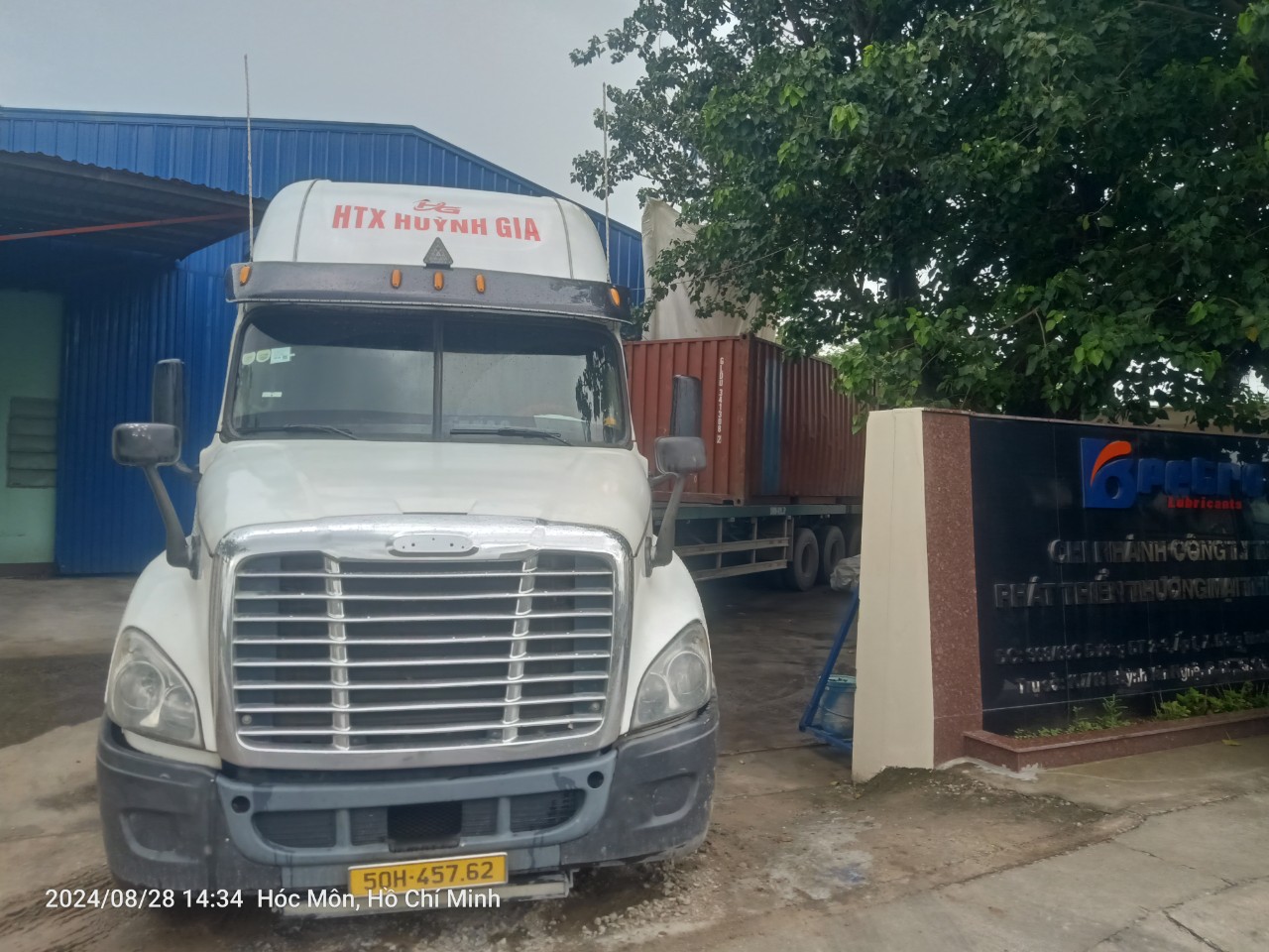 Rút Container Ở Cảng: Quy Trình, Thách Thức và Giải Pháp